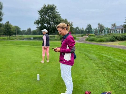 Franca Fehlauer beim Golftraining